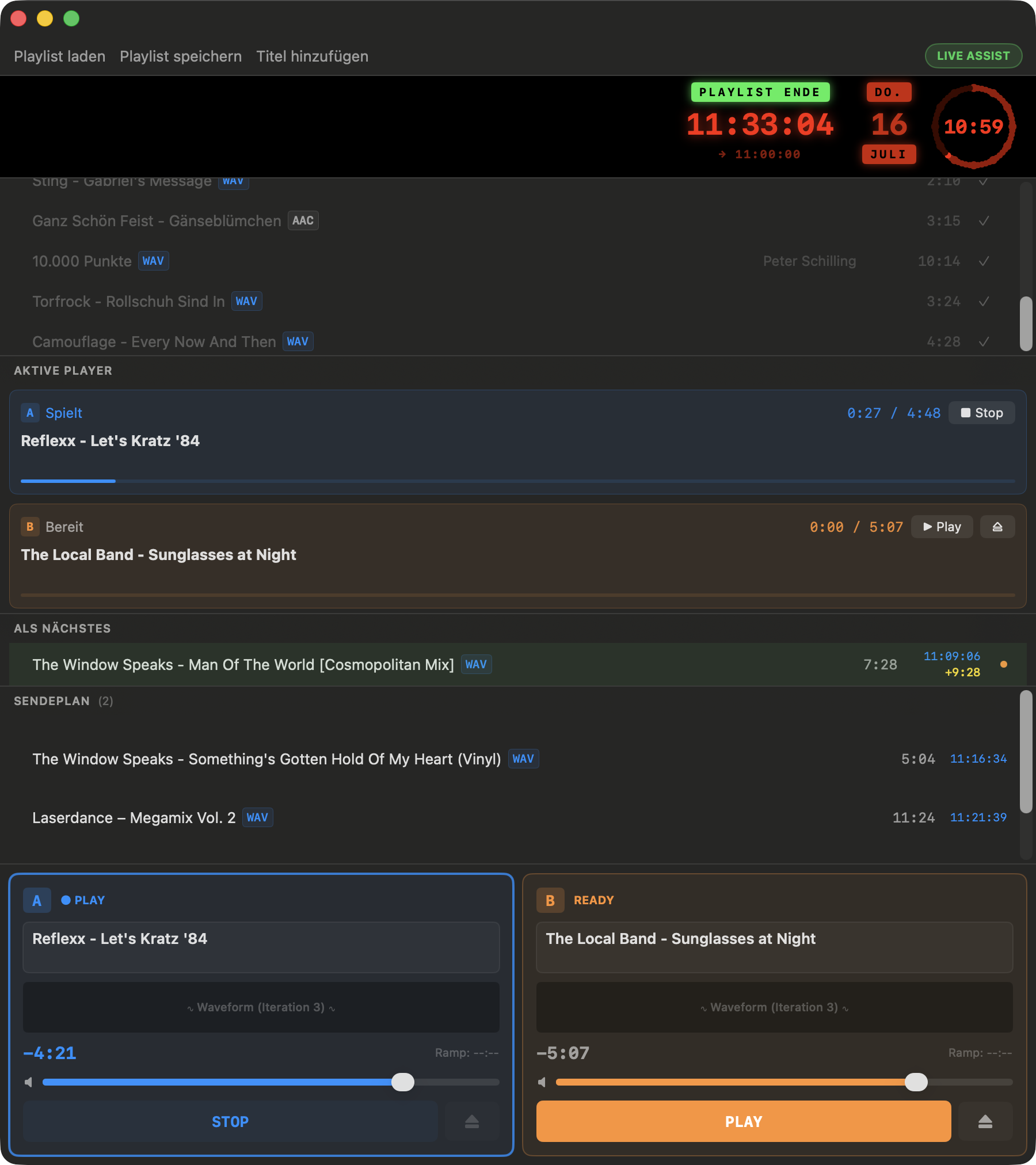 Screenshot der laufenden macList-App im Live-Assist-Betrieb: Deck A spielt mit Fortschrittsbalken, Deck B geladen und bereit, darüber die Playlist mit abgedunkelter Sendehistorie, oben Backtimer mit Zielzeit 11:00 Uhr und Studiouhr.